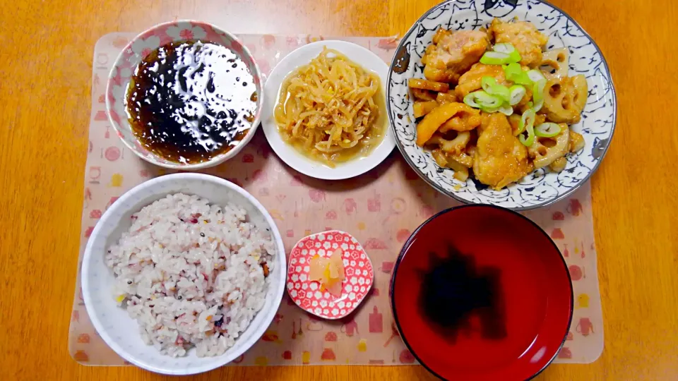 ８月２４日　鶏肉とれんこんの甘酢炒め　もやしのピリ辛和え　もずく　わかめスープ　お漬け物|いもこ。さん