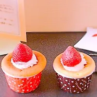 苺とホワイトチョコのカップシフォン🍓🍫|chi-ro(๑⃙⃘´༥`๑⃙⃘)さん