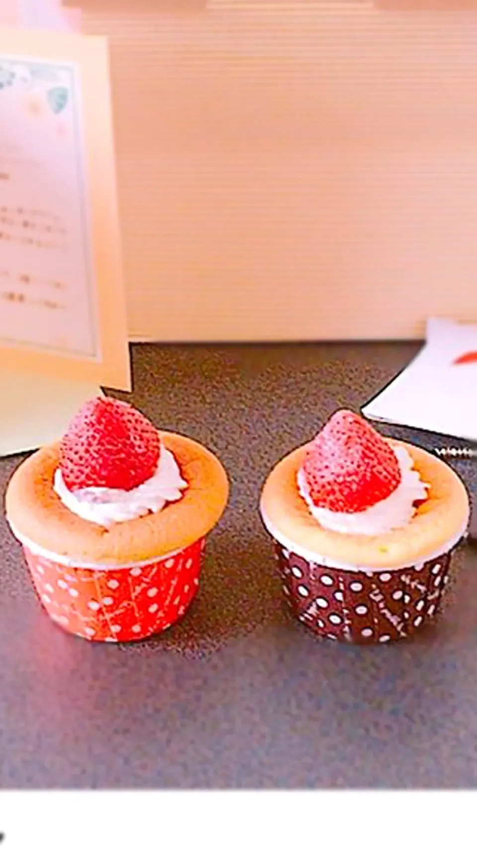 苺とホワイトチョコのカップシフォン🍓🍫|chi-ro(๑⃙⃘´༥`๑⃙⃘)さん