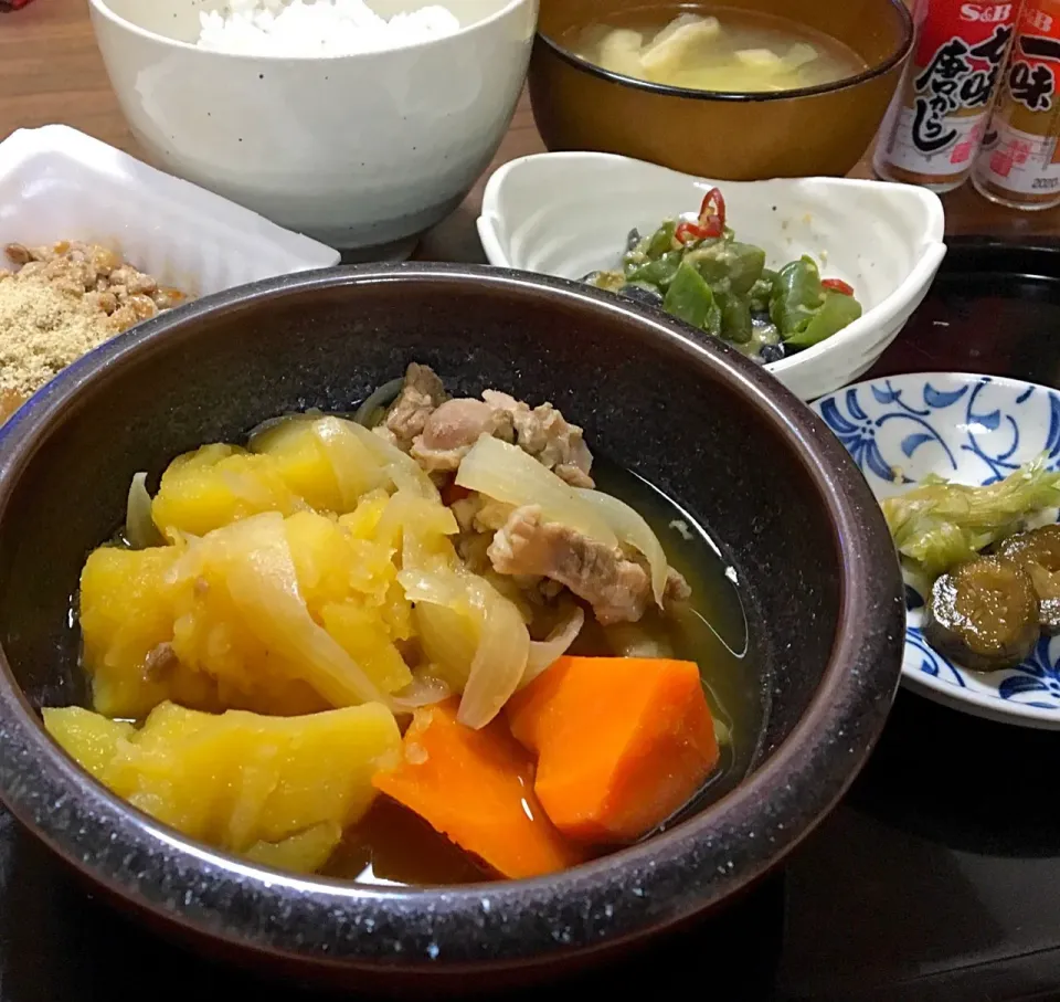 単身赴任の晩ごはん🌙✨
豚すじジャガ🐖
茄子🍆とピーマンのなべしぎ
納豆（中華風タレ、すり胡麻）
茗荷の味噌漬け
きゅうりのキューちゃん漬け🥒
キャベツともやしの味噌汁
麦ご飯🍚
#肉じゃが#なべしぎ|ぽんたさん