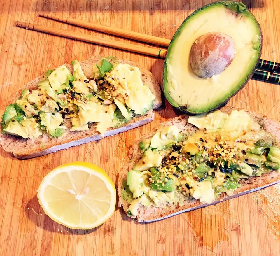 Avocado with furikake, lemon and soysauce|Generaalさん