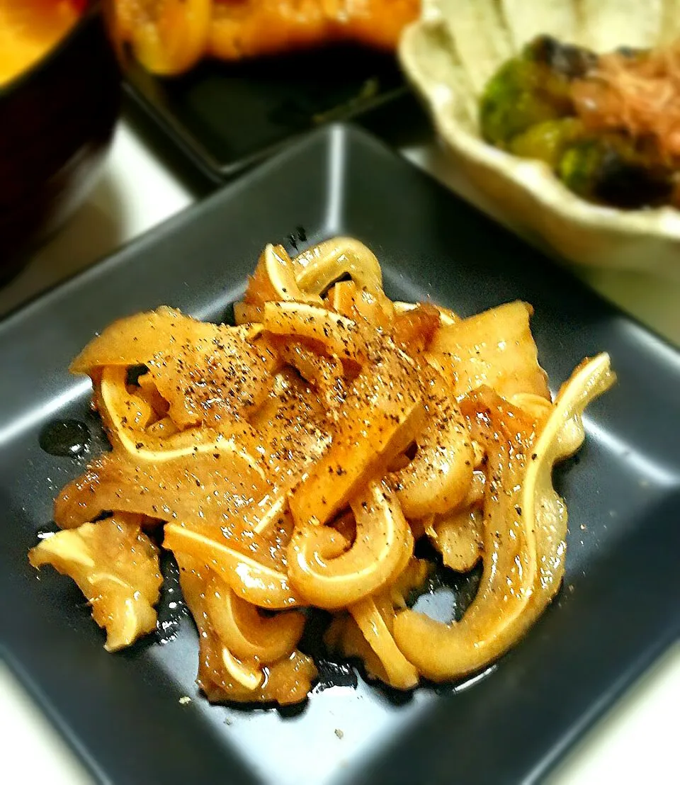 ⭐Stir-fried pig ear with black pepper 🐷 豚耳炒め 胡椒風味 #うちごはん #おうちごはん #おうち居酒屋|まめさん