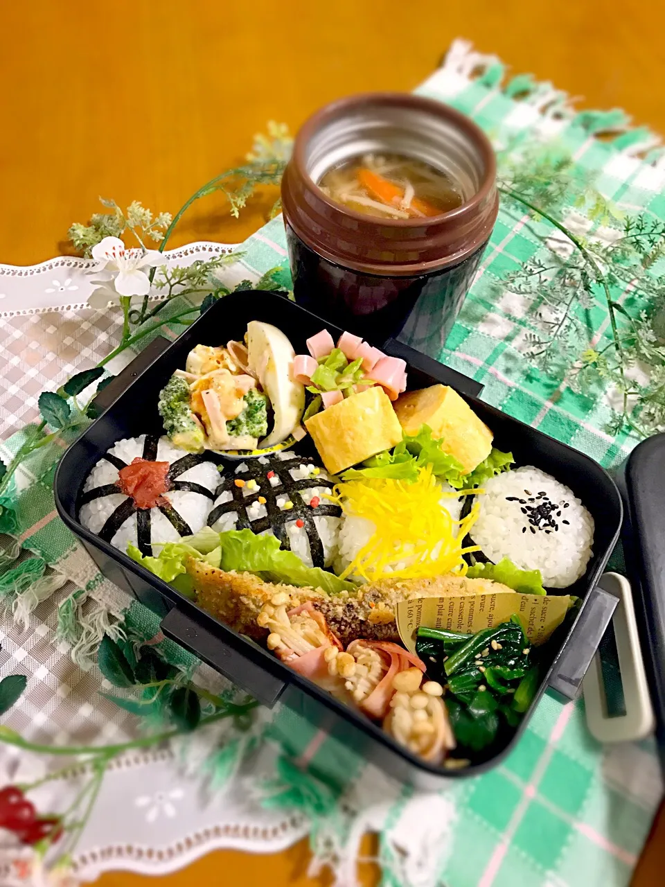 Snapdishの料理写真:旦那ちゃん弁当🎶
色々おにぎり(中身は全部シーチキン)
卵巻き
しいらパン粉チーズ焼き
小松菜の胡麻和え
えのきベーコン
タマゴサラダ
ワンタンスープ|BooBooさん