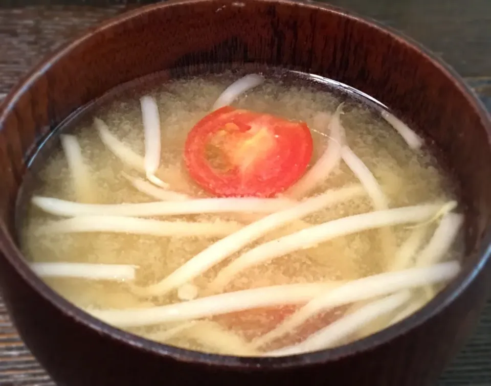 みそ汁(もやし・ミニトマト)
#マルコメさんありがとう 
#入れて湯注ぐだけ簡単|mottoさん