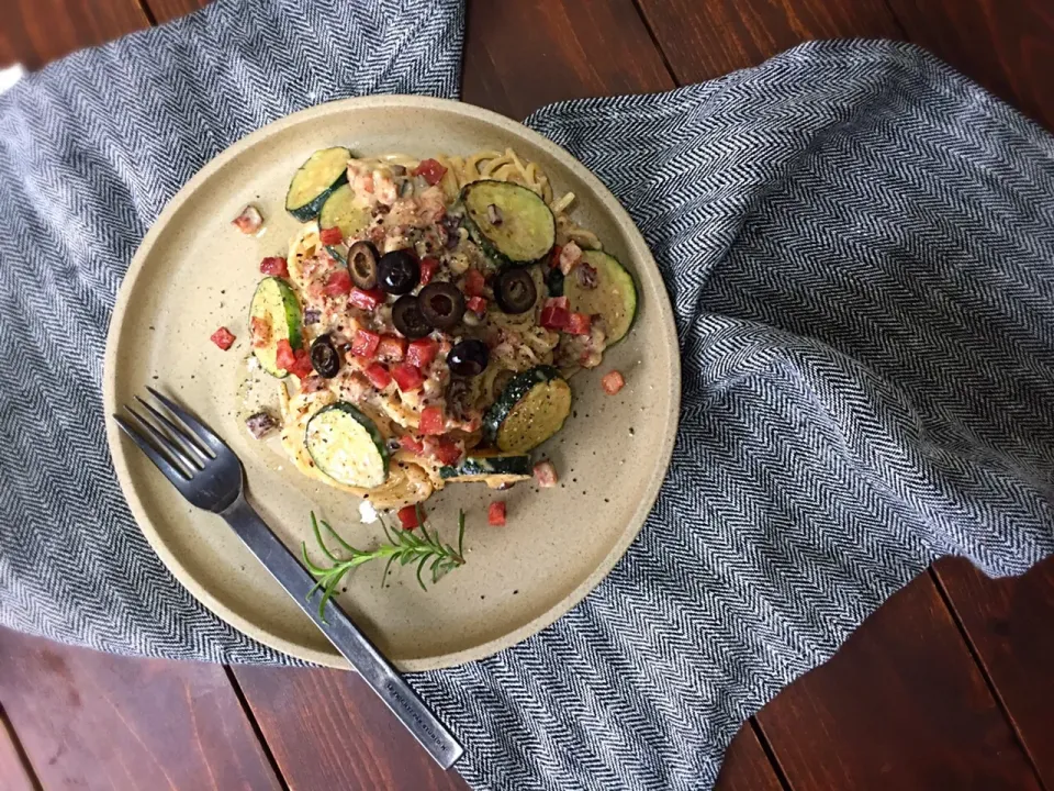 Snapdishの料理写真:ズッキーニとカリカリベーコンのクリームパスタ🥓🥒|welcomeizumiさん