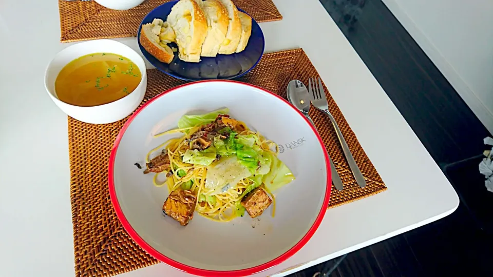 今日の昼食 サバ缶のパスタ、玉ねぎのコンソメスープ、チーズパン|pinknari🐰🌈さん