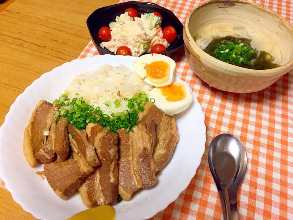 Snapdishの料理写真:昼ご飯は、ラフテー丼で〜♪|あんちゃんさん