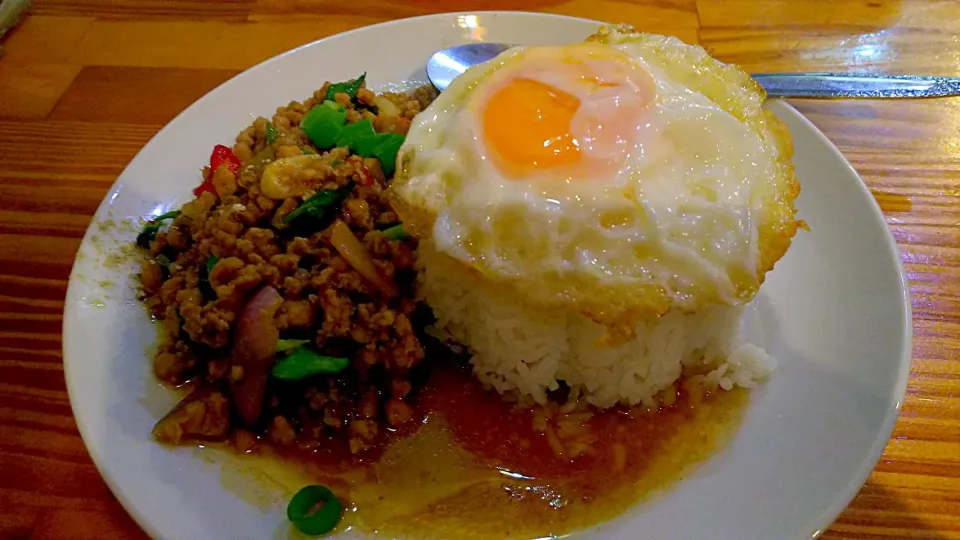 ガイパッバイガパオラートカーオ
(鶏肉とバジルの辛口炒めご飯 目玉焼き付)

土日に限りランチ¥500|kamekameさん