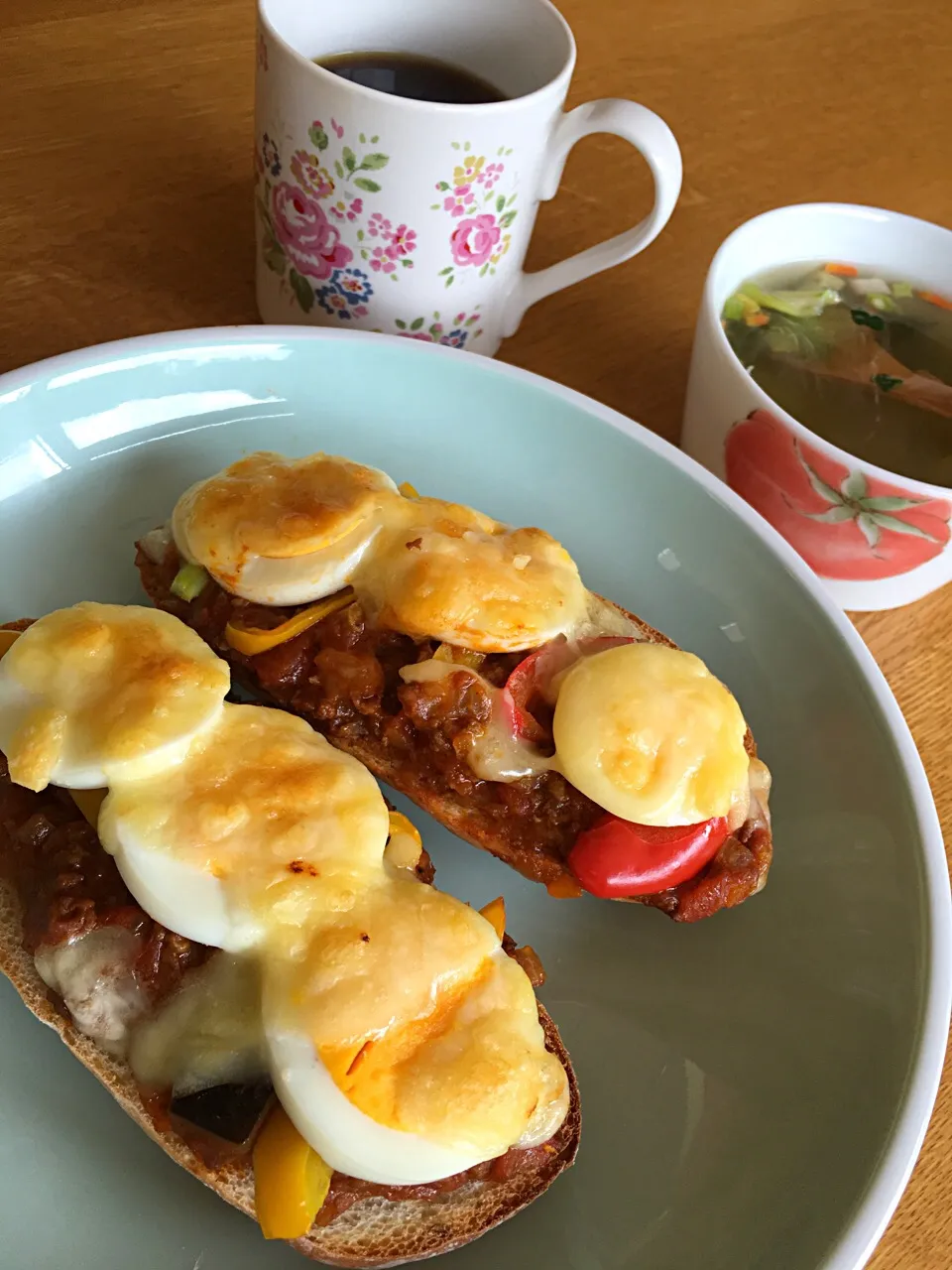 クミンシード入りのパンにキーマカレーを乗せて😋|バンビさん