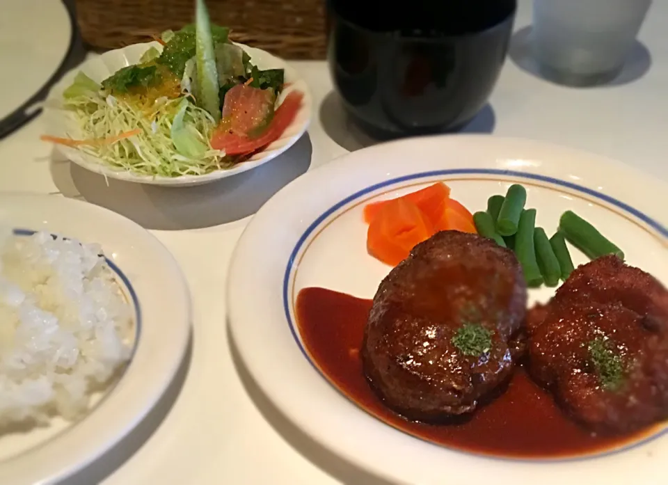 Snapdishの料理写真:今日のランチ
ベーシックビーフハンバーグ&ポークカツ
#サラダ追加 #スープ付 #アフターコーヒー付 #洋食びもん|mottomoさん