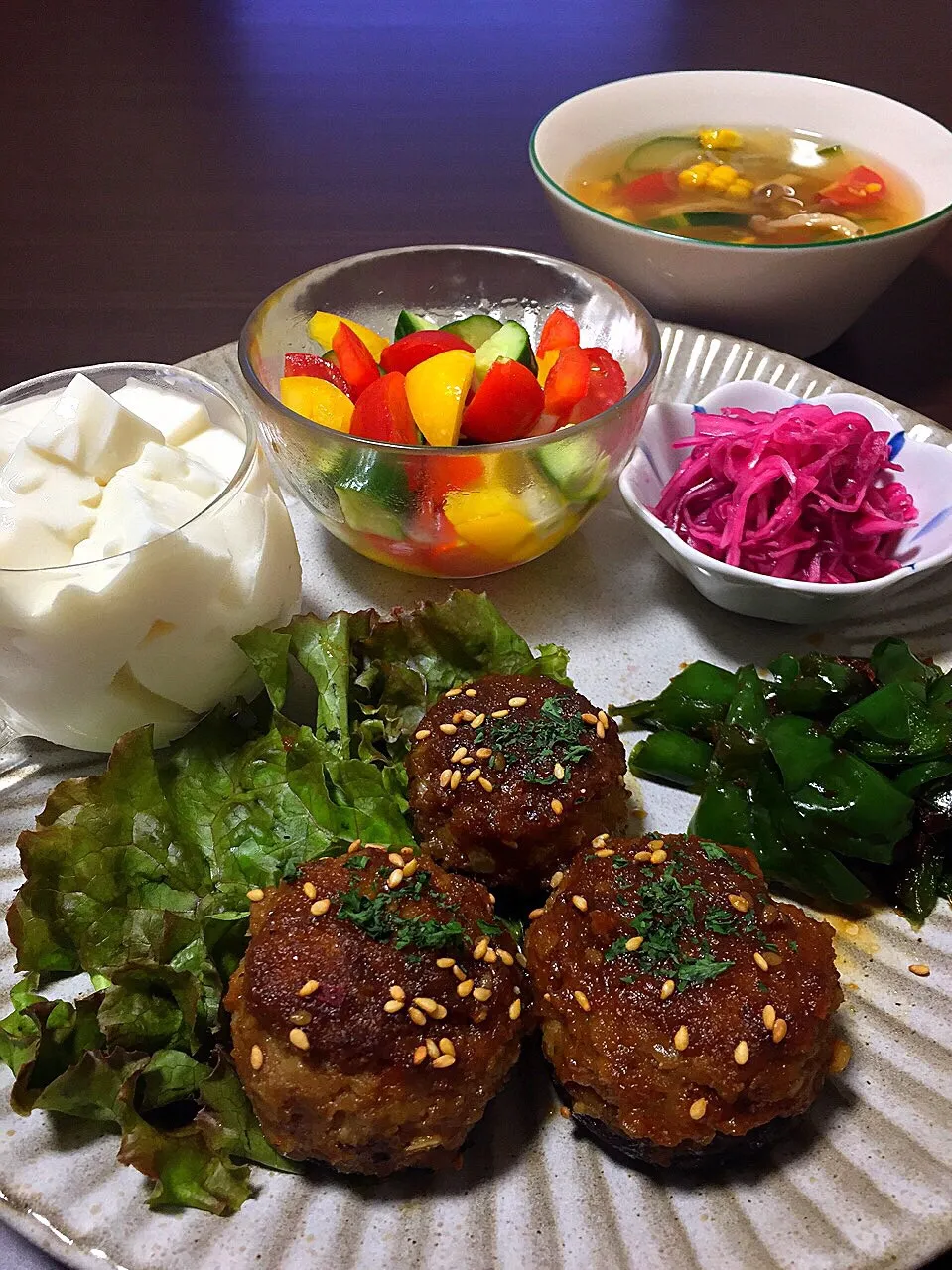 ⭐︎椎茸の肉詰め
⭐︎ピーマンのおかか和え
⭐︎紫キャベツのマリネ
⭐︎夏野菜のサラダ
⭐︎杏仁豆腐
⭐︎ズッキーニとミニトマトとコーンのスープ|よっちぃさん