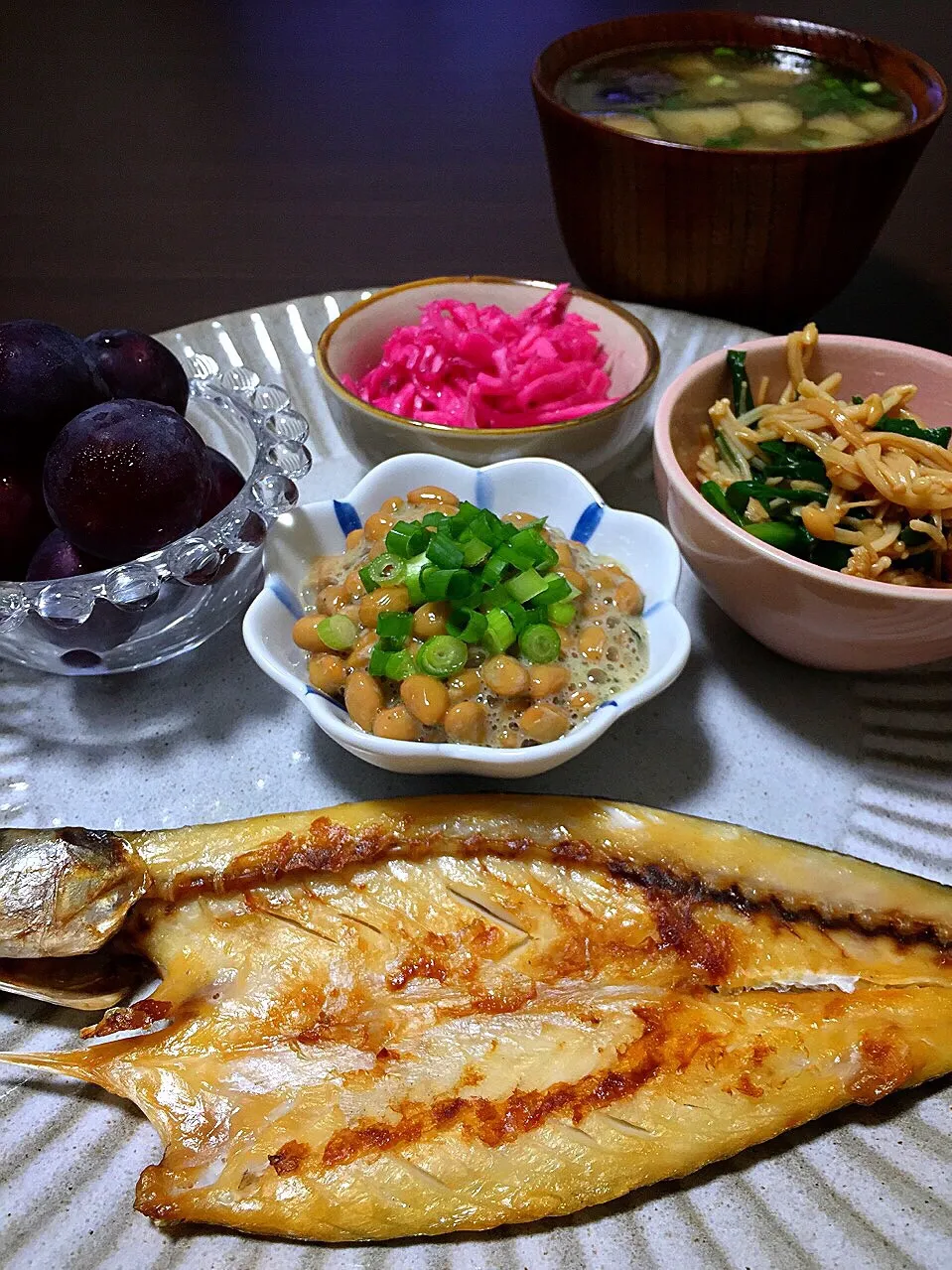 ⭐︎かますの干物
⭐︎ニラとえのきの和え物
⭐︎紫キャベツのマリネ
⭐︎納豆
⭐︎ピオーネ
⭐︎揚げナスの味噌汁|よっちぃさん