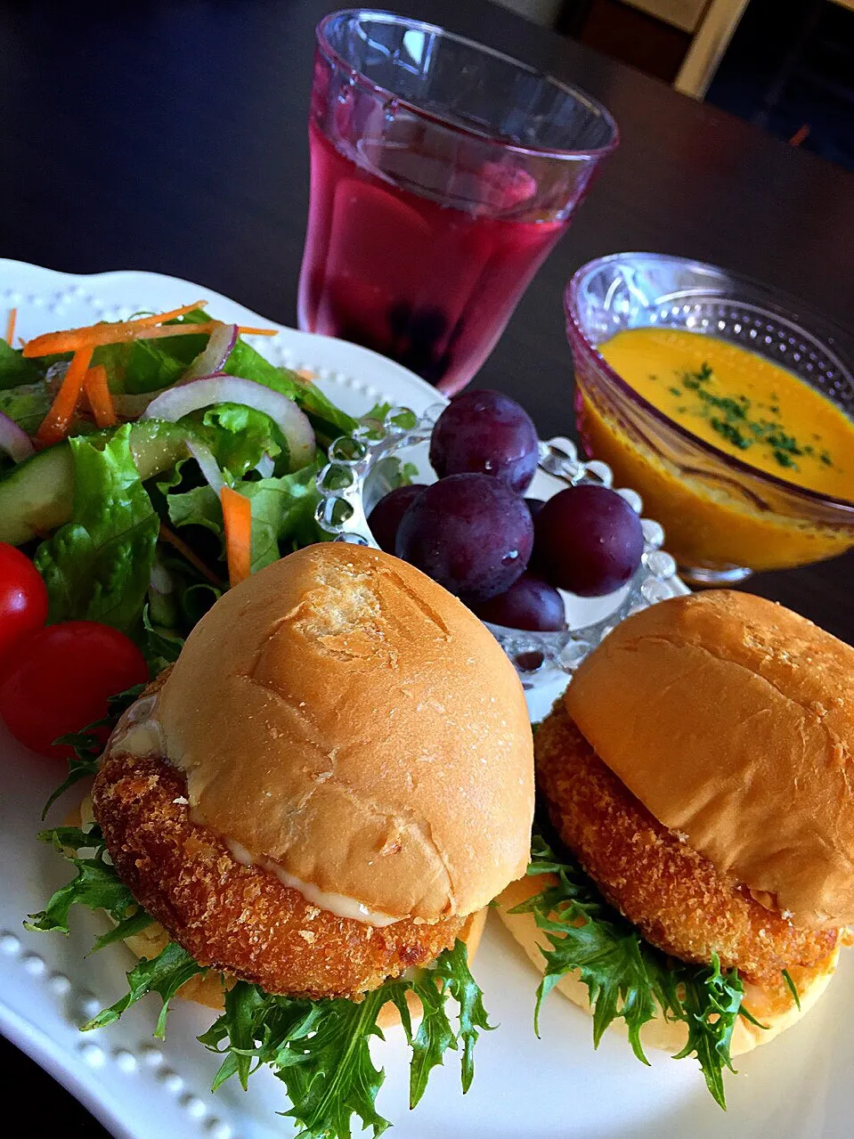 ⭐︎自家製海老カツバーガー
⭐︎野菜サラダと  自家製玉ねぎドレッシング
⭐︎巨峰
⭐︎パンプキンスープ
⭐︎巨峰とベリーのデトックスウォーター|よっちぃさん