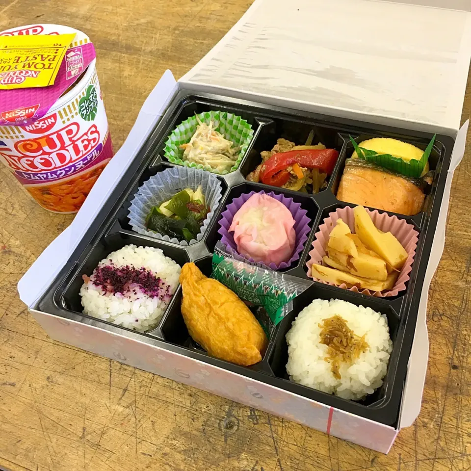 Snapdishの料理写真:今日のお弁当‼︎ 2 September
#お弁当 #弁当 #obento #bento #お昼ごはん #昼ごはん #lunch #lunch #カップヌードル #研究室カフェ|Yoshinobu Nakagawaさん