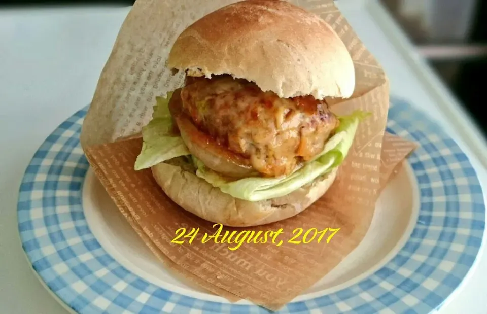 全麦粉のバンズに照り焼きハンバーグをのせて🍔|らんちゃんさん