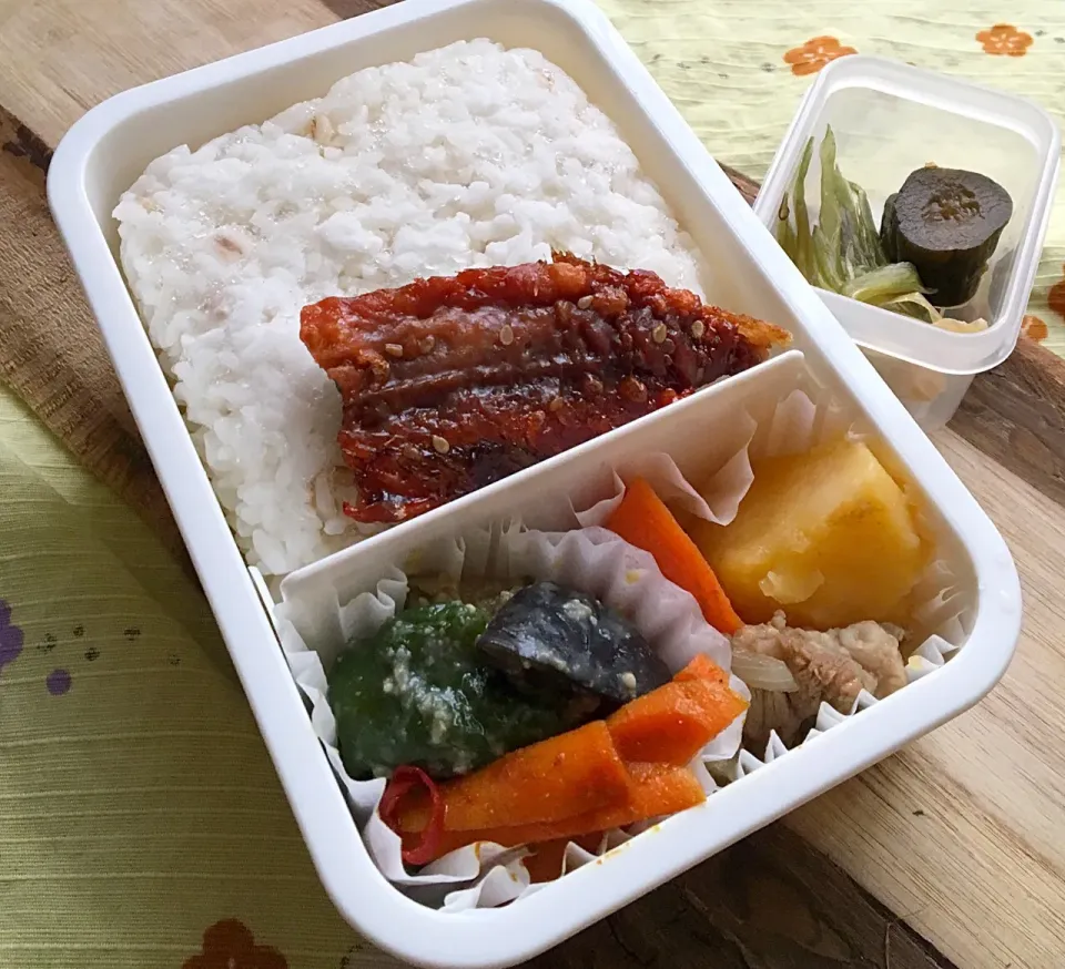 単身赴任の昼ごはん☀️🍴
お弁当🍱
さんまのみりん干し
茄子🍆とピーマンのなべしぎ
豚すじジャガ
人参のカレーきんぴら🥕
茗荷の味噌漬け  
きゅうりのキューちゃん漬け🥒
白飯|ぽんたさん