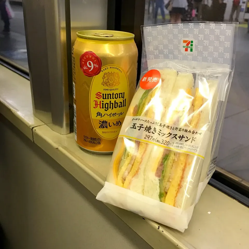 Snapdishの料理写真:世界の車窓から♬ (▰˘◡˘▰)☝︎
#世界の車窓から #ハイボール #角ハイボール #濃いめのハイボール #サンドイッチ #セブンイレブン #乾杯|Yoshinobu Nakagawaさん