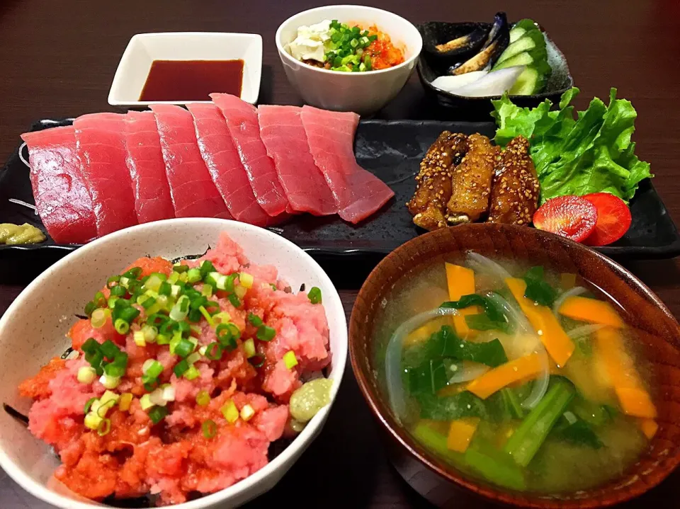 Snapdishの料理写真:⭐︎ネギトロ丼
⭐︎小松菜とにんじんと玉ねぎの味噌汁
⭐︎中トロのお刺身
⭐︎手羽中の旨だれゴマ絡め
⭐︎きゅうり・大根・ナスのお漬物
⭐︎キムチーズ納豆|よっちぃさん