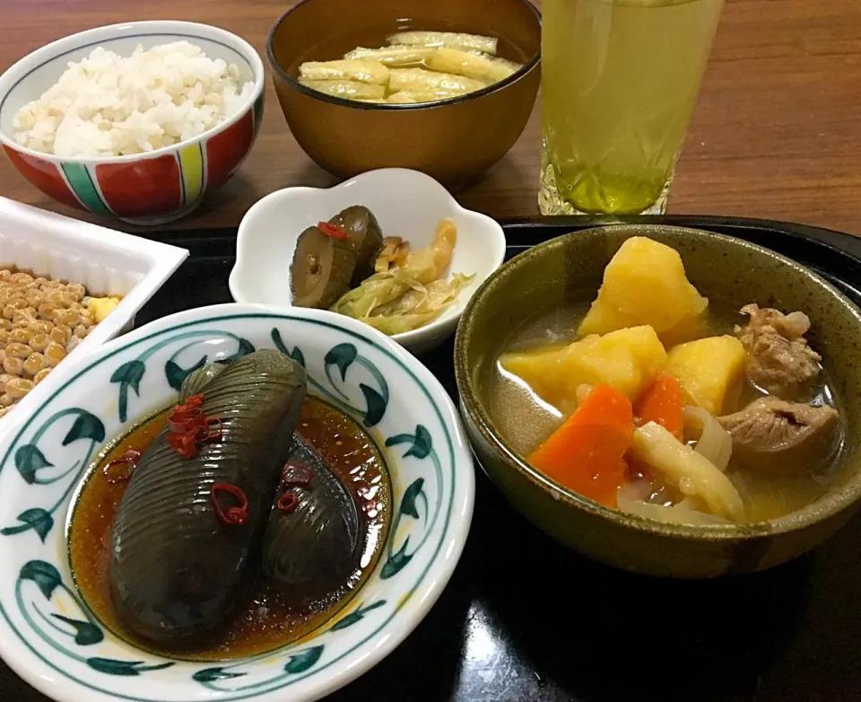 単身赴任の晩ごはん🌙✨
豚すじジャガ🐖
冷たい茄子の煮物🍆ラー油をきかせて
納豆（中華風タレ、おろし生姜）
茗荷味噌漬け
きゅうりのキューちゃん漬け🥒
わかめと玉ねぎ、揚げの味噌汁
もち麦ごはん🍚|ぽんたさん