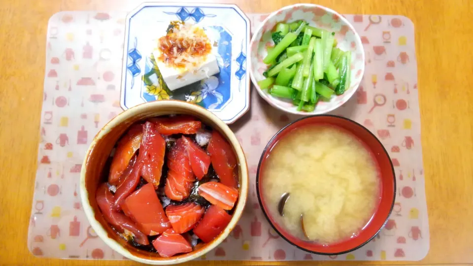 Snapdishの料理写真:８月２５日　鮪の漬け丼　冷奴　小松菜のおひたし　しじみのお味噌汁|いもこ。さん