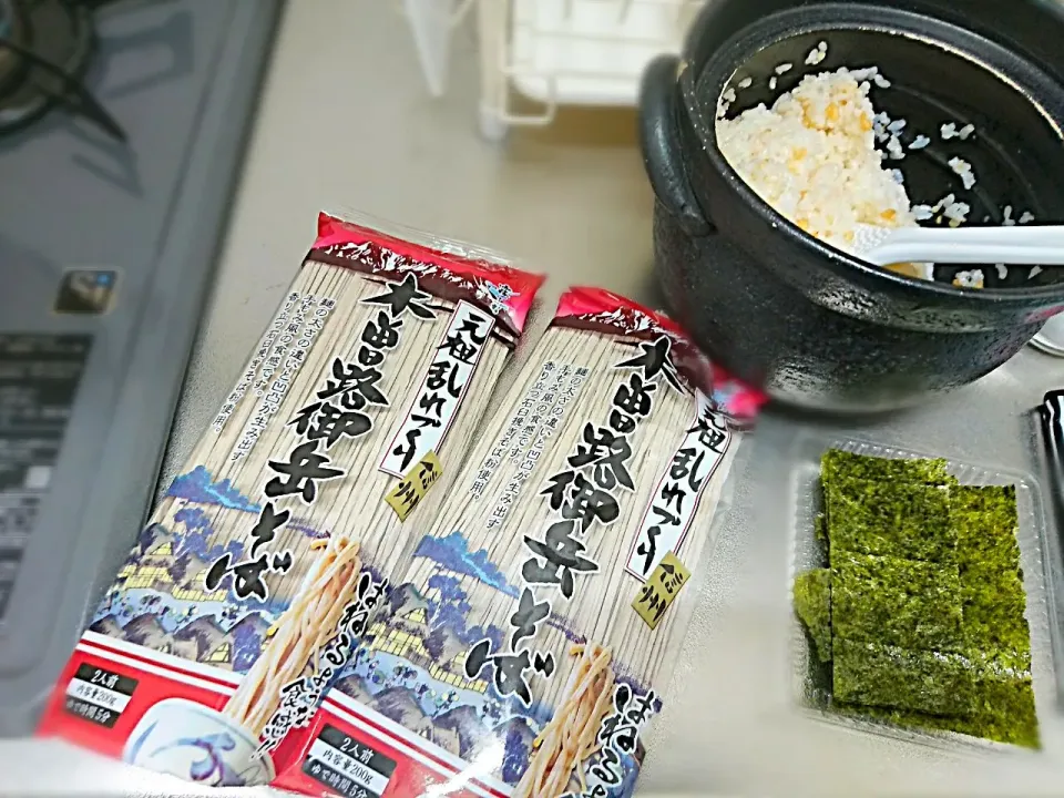 職場に届いたお蕎麦、お昼にオフィススタッフと頂く事に♪
炊飯土鍋も、職場に常備！
職場で炊きたて土鍋ご飯食べれます(笑)|yokoさん