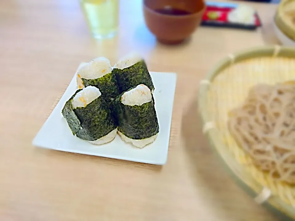 職場で、土鍋でご飯炊いて、たぬきおむすび🍙|yokoさん