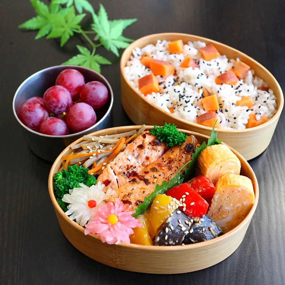 Snapdishの料理写真:秋のお弁当

#さつまいもご飯 #サーモングリル #菊花大根 #ナスの味噌炒め|ochaminaさん