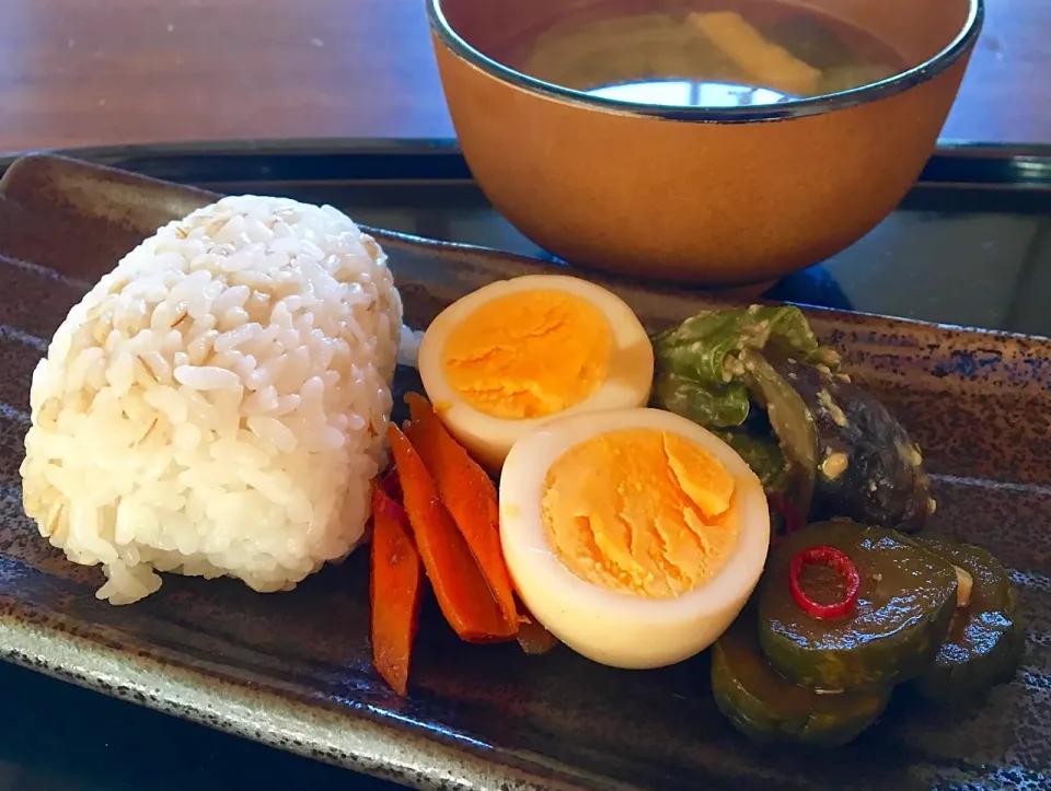 Snapdishの料理写真:単身赴任の朝ごはん☀️✨
味付け玉子🥚
🍆茄子とピーマンのなべしぎ
人参🥕のカレーきんぴら
きゅうりのキューちゃん漬け🥒
わかめと玉ねぎ、揚げの味噌汁
もち麦ごはん🍚|ぽんたさん