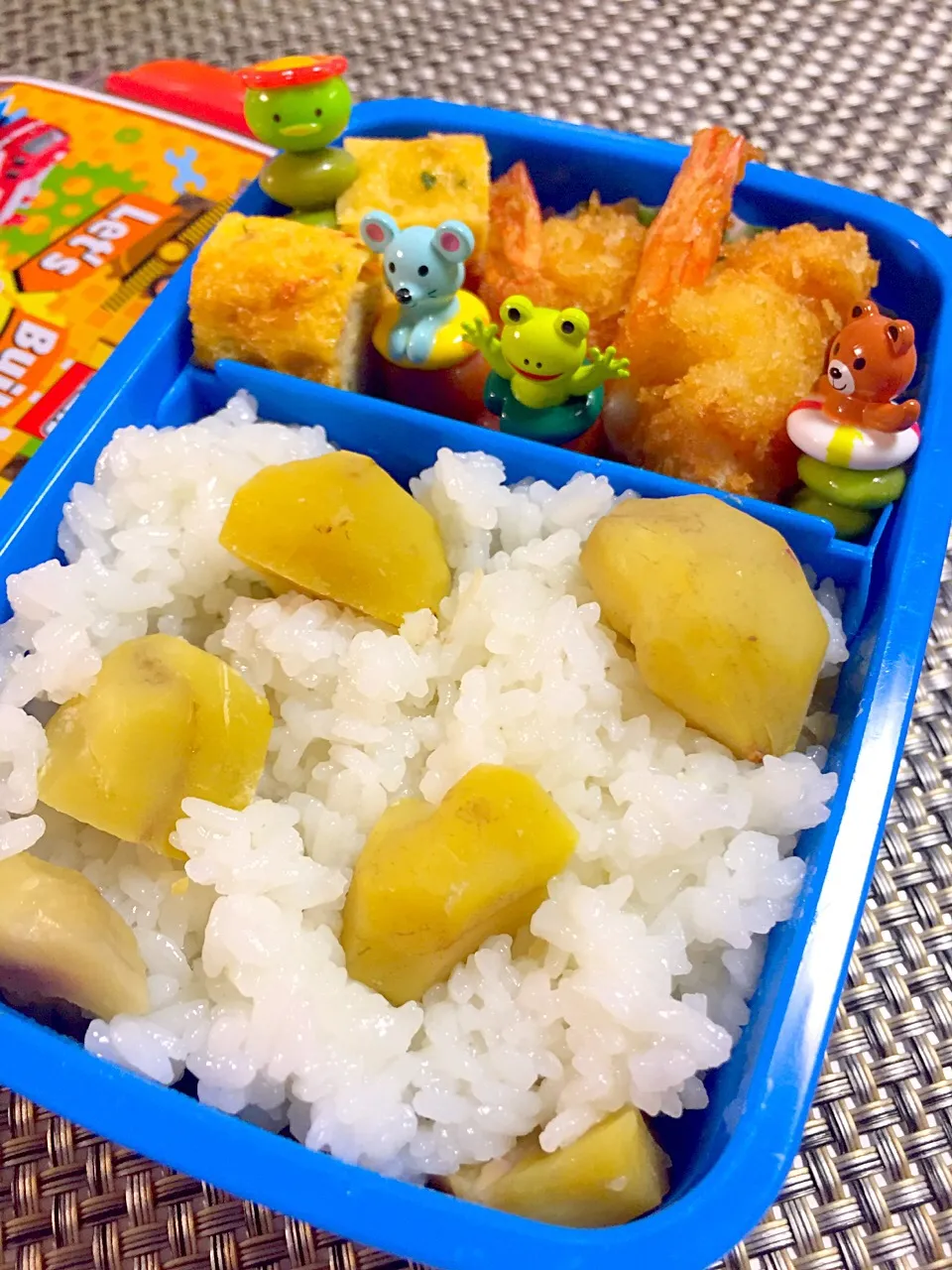 幼稚園始まったので、恒例の金曜日のお弁当。
前日まで旅行だったので、手抜きで栗ごはんメイン‼︎
チーズ入りの海老フライと、パプリカ&イタリアンパセリのみじん切りを入れた三色卵焼きに、ウィンナーだけww|usa_ringさん