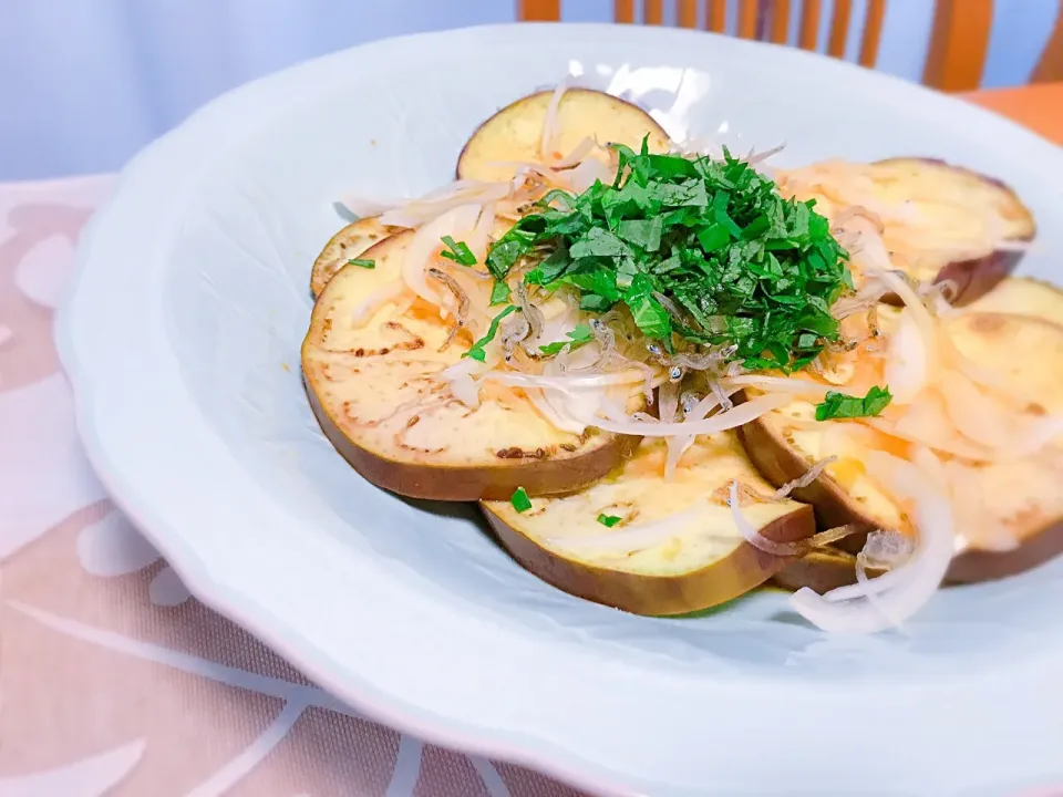 Snapdishの料理写真:tamaさんの料理 なすのたたき風＊カリカリちりめんのせ|えいぽんさん