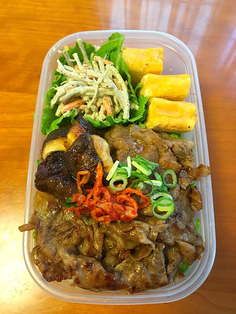 9月3日  日曜日🎶
今日は 旦那のお弁当‼️
食のイベントで パン屋のおじさんに変身中😁✌️
暑さ厳しいので…  焼肉重弁当  届けます‼️|みゆさん