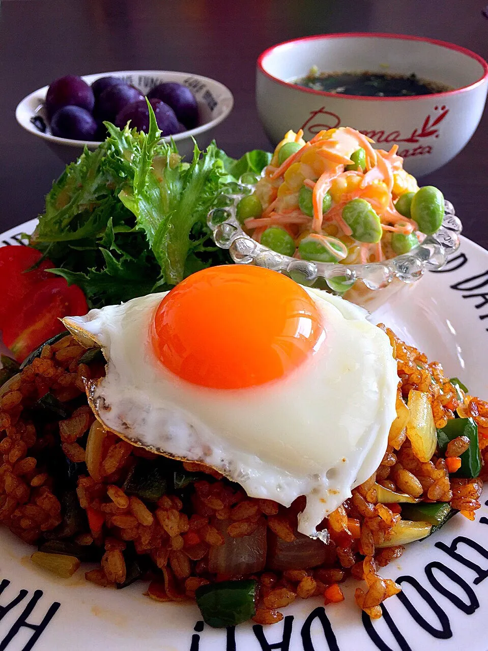 Snapdishの料理写真:⭐︎焼きそばの粉末ソースde焼き飯
⭐︎コーンと枝豆のからしマヨサラダ
⭐︎野菜サラダ  自家製玉ねぎドレッシング
⭐︎わかめスープ
⭐︎巨峰|よっちぃさん