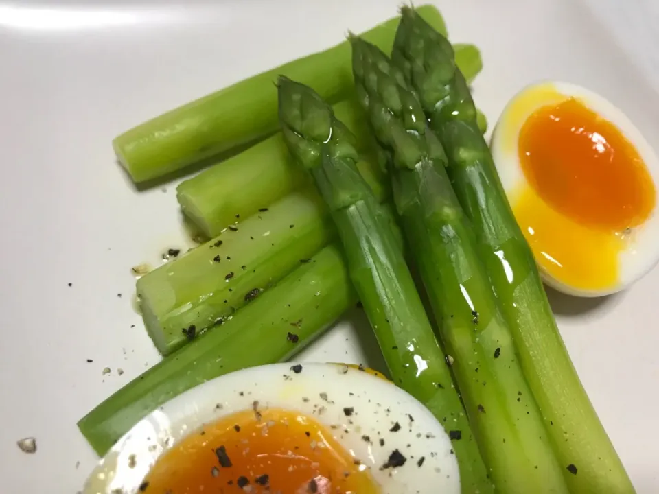 Snapdishの料理写真:秋田県鹿角郡小坂町の道の駅こさかのアスパラと6分半茹でた半熟卵とオイルと|お家でbar!さん