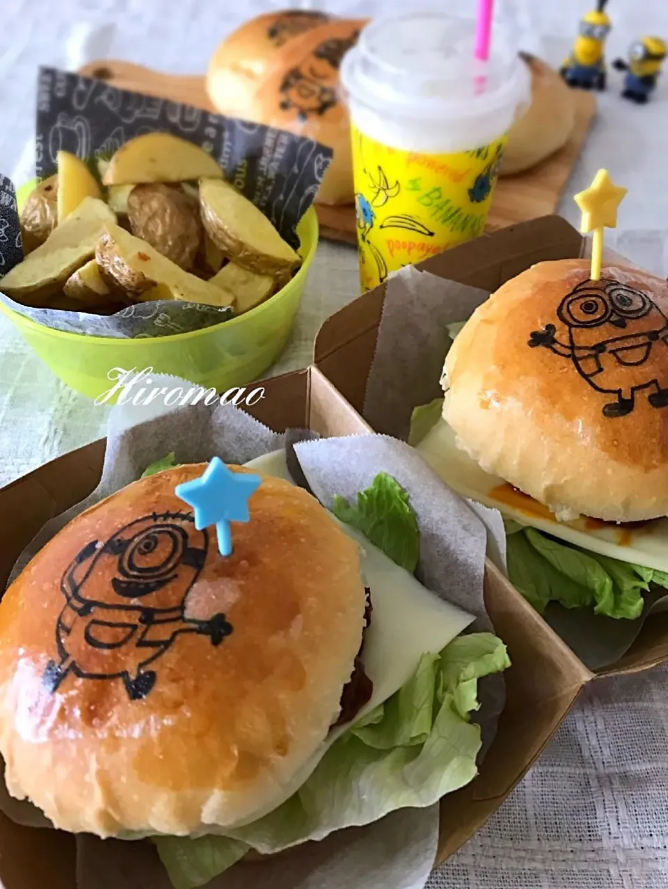 Snapdishの料理写真:ミニオンバンズでハンバーガー🍔|Hiromaoさん