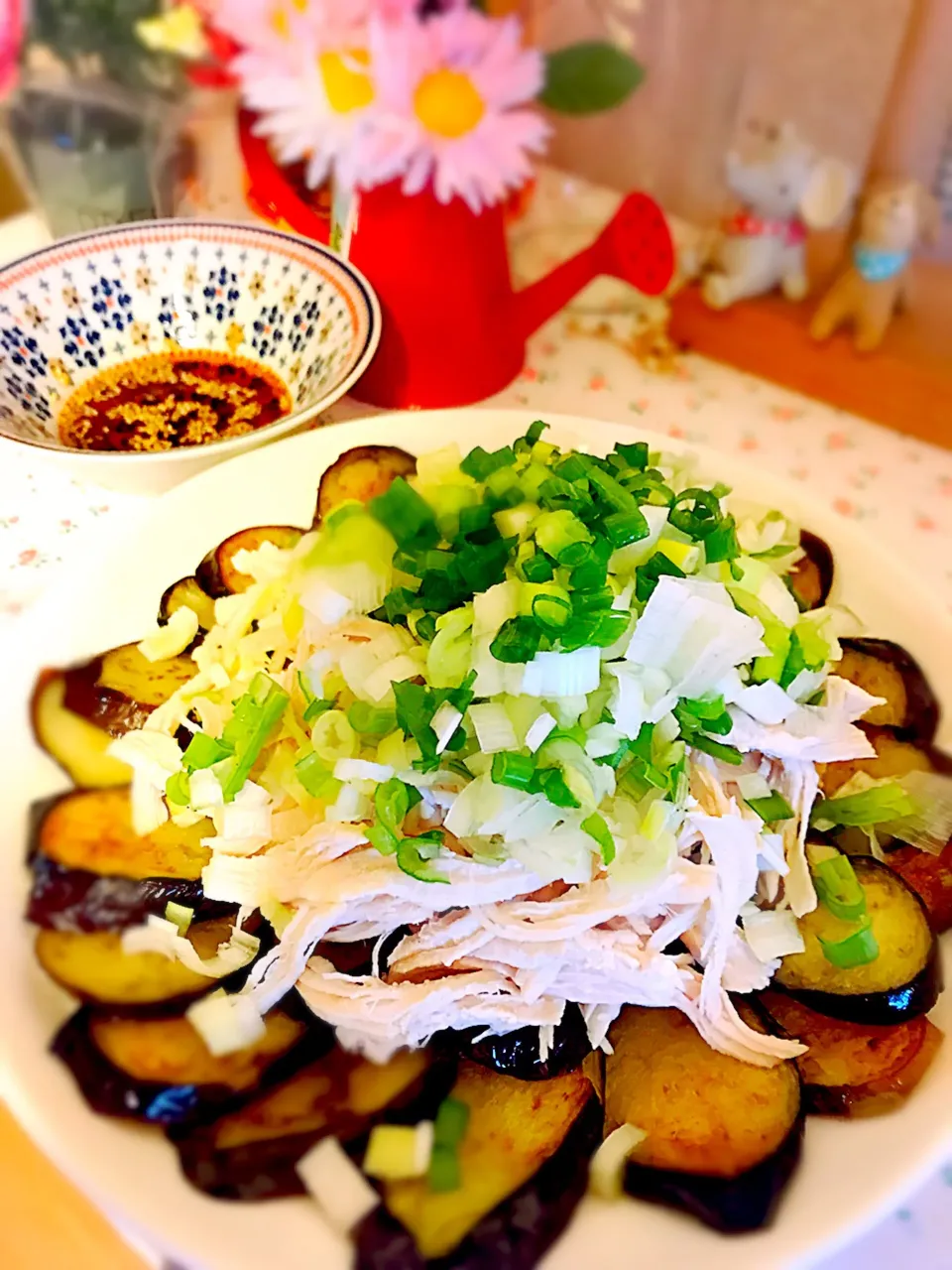 ぷっくりんこ💙➰reiさんの料理 焼きナスの茹で鶏と葱のせ🍆子供の頃いちばん好きだったおかず٩꒰｡•◡•｡꒱۶|ちゃーさん