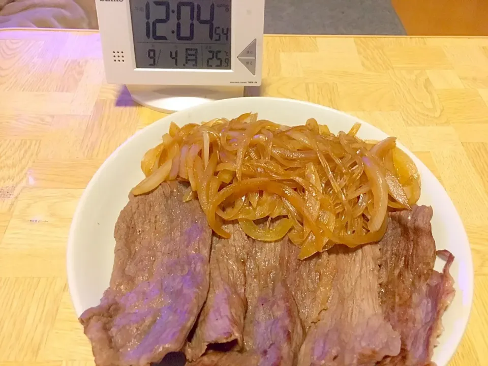 休みの夜中にすき焼きの汁を生マロニーで絡め肉を巻いて食べる|Tarou  Masayukiさん