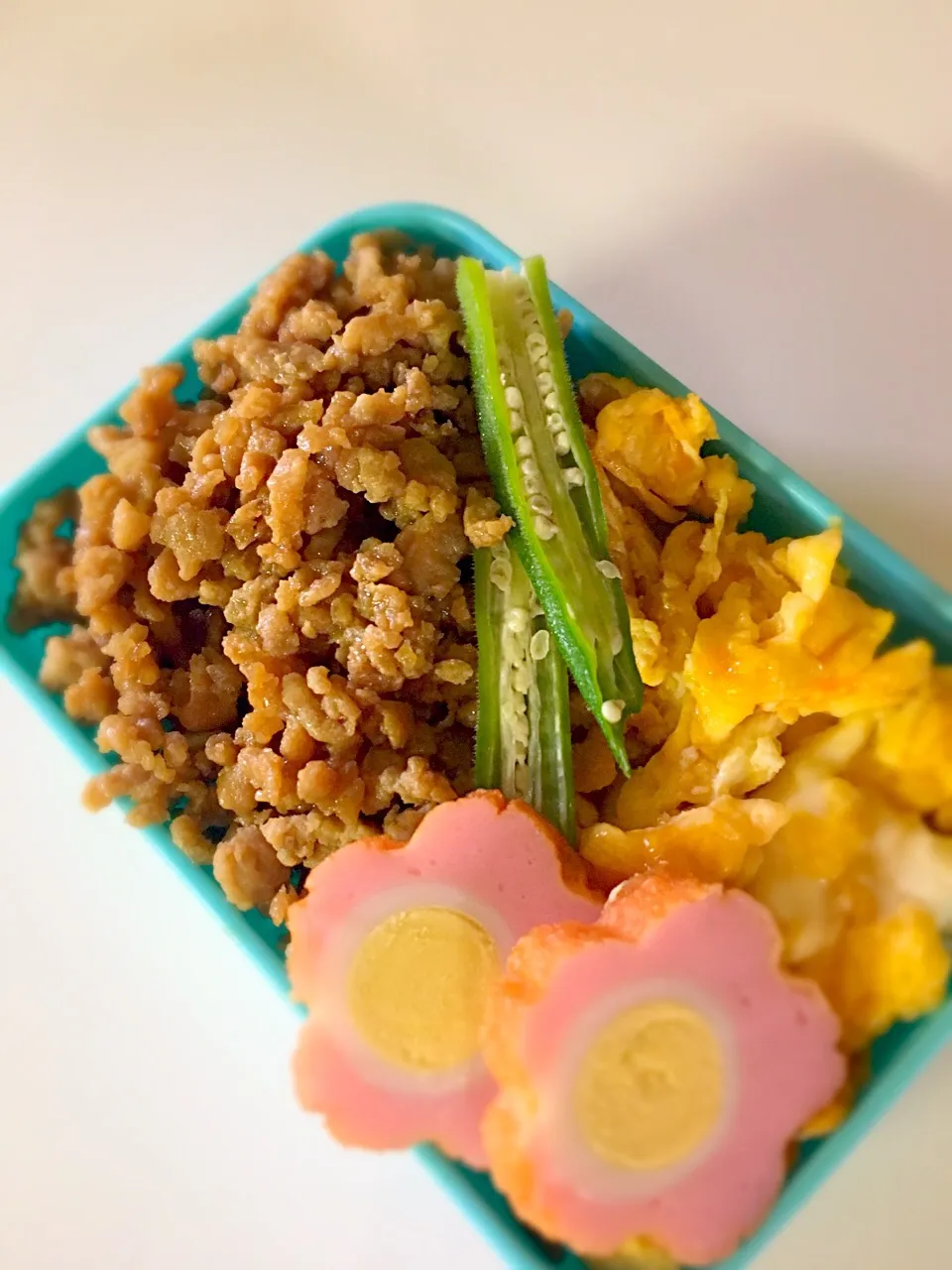 Snapdishの料理写真:#今日のお弁ちゃん#鶏そぼろ丼#私はお休み#今日も１日頑張ろ (♥Ü♥)↑↑|あーたんさん