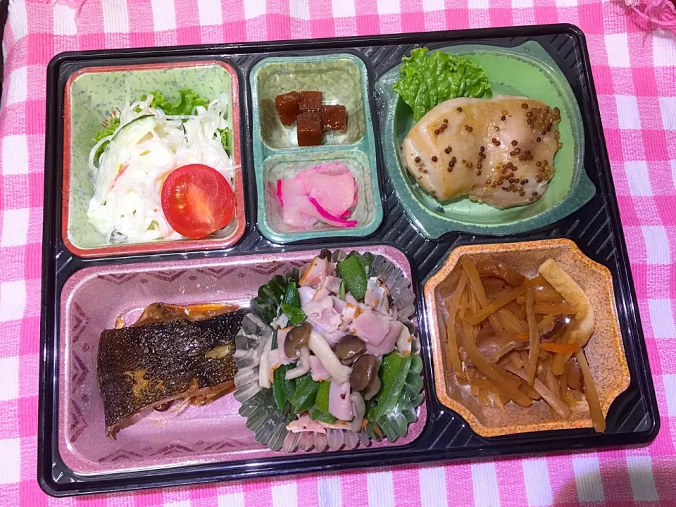 カレイの煮付け 日替わり弁当 豊川市豊橋市一部エリア宅配|Naokazu Kuritaさん