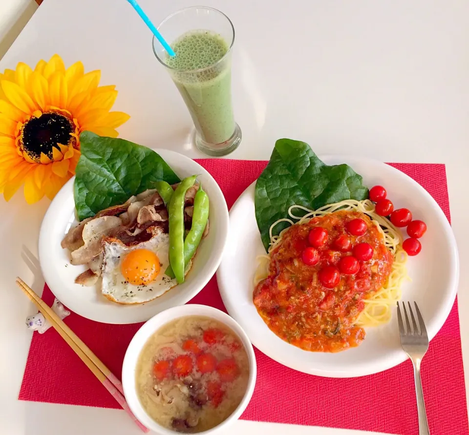 朝ごはんは勝負飯( ◠‿◠ )
豚バラエッグ&トマトソーススパゲティ🍝🍅トマトの味噌汁笑笑🎵|はみちゃんさん