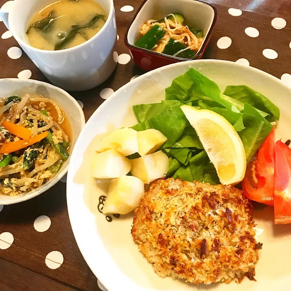 鶏肉のアーモンドパン粉焼き♡小松菜の卵とじ♡きゅうりとえのきの青じそ和え♡なめことわかめのお味噌汁♡|まゆかさん