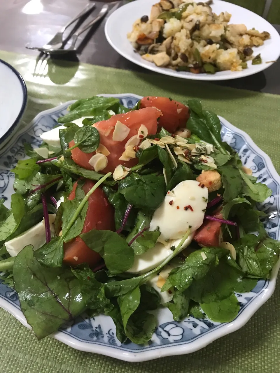 昨日の晩ご飯！サラダはトマト&モッツァレラ、からの柔らかめなチキンピラフ|TKD_1057さん