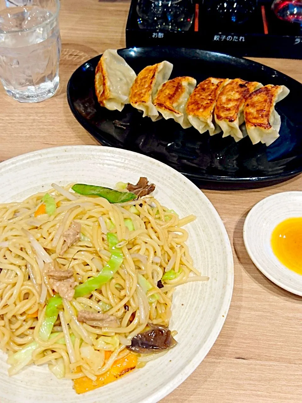 Snapdishの料理写真:京都・GYOZA OHSHOの焼そばと餃子|すーさん