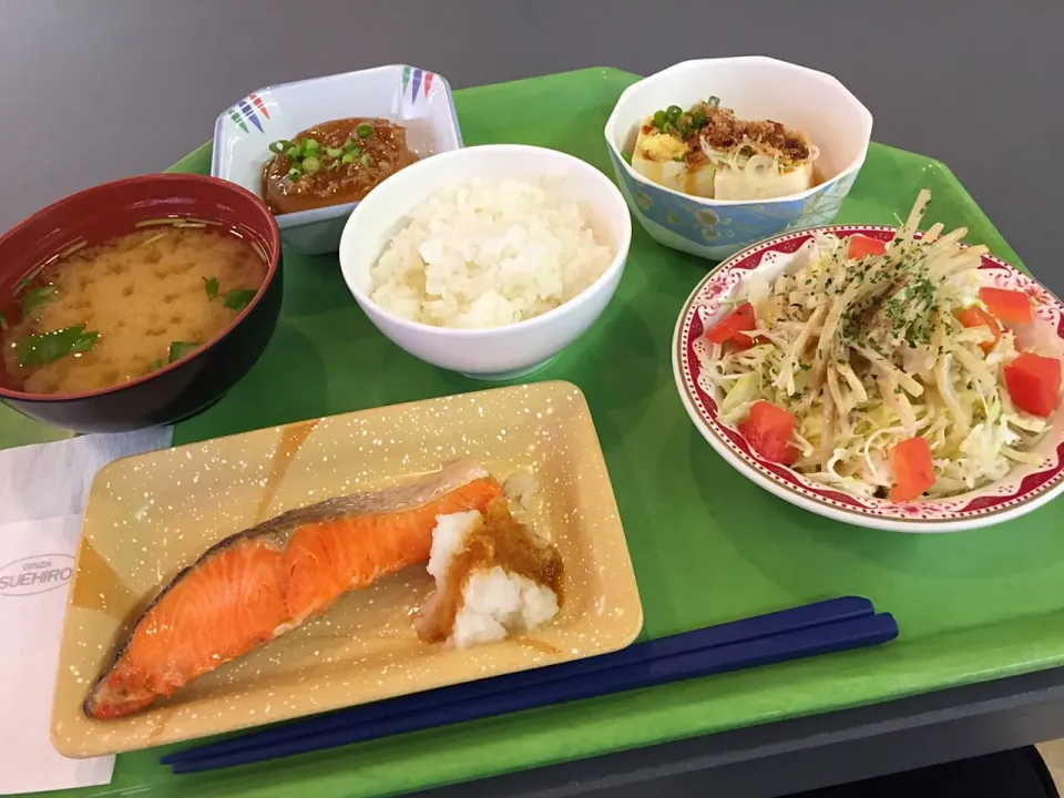 甘塩鮭、大根のカニあんかけ、冷奴、ごぼうサラダ|Tadahiko Watanabeさん