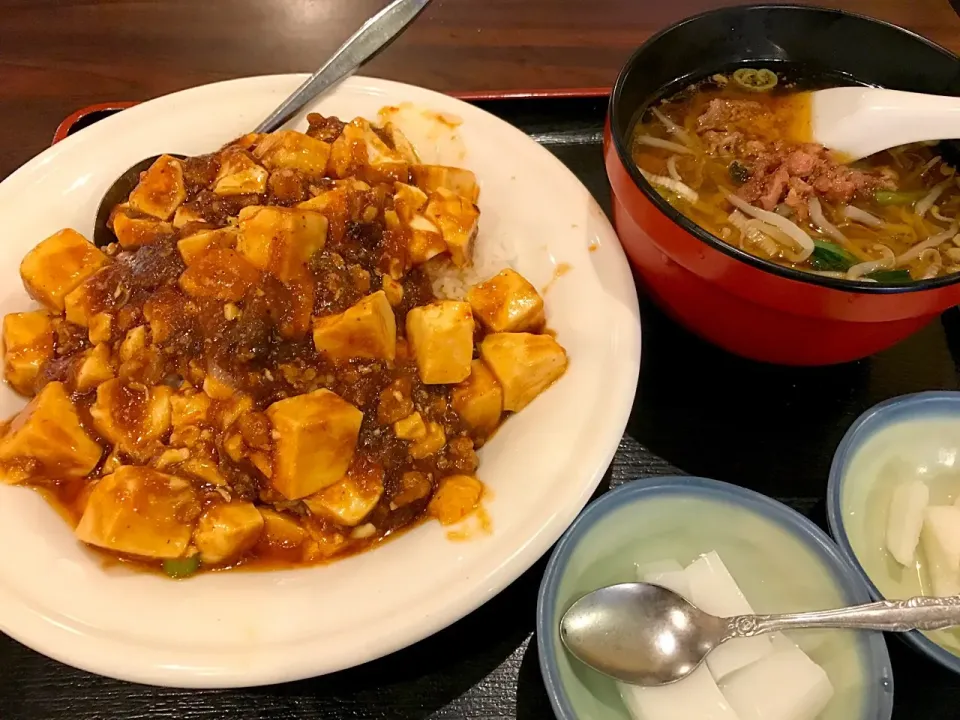 Snapdishの料理写真:麻婆豆腐丼と半ラーメン|マハロ菊池さん