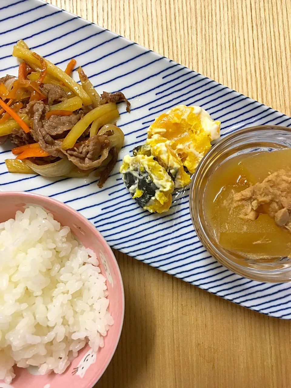 Snapdishの料理写真:#ムスメご飯 

牛肉とジャガイモのきんぴら炒め、かぼちゃマヨサラダ、冬瓜のツナ煮、ご飯|mossan＠OSAKAさん