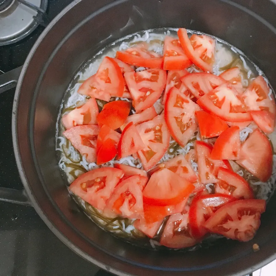 ストウブ鍋でトマトと塩昆布とジャコの炊き込みご飯を仕込み中|gintanさん