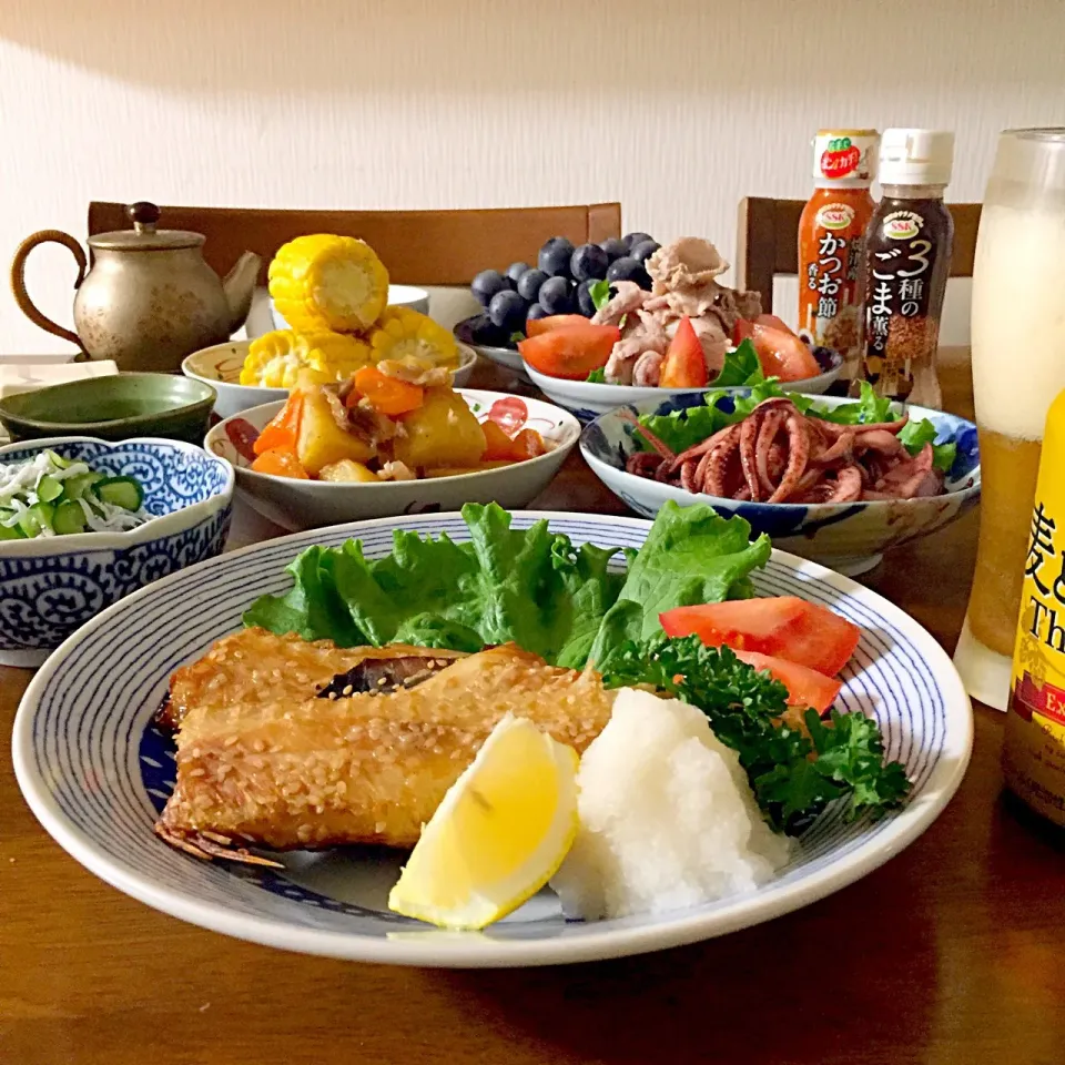 居酒屋メニュー🏮
赤魚の焼魚
イカのバター焼き
豚しゃぶサラダ
肉じゃが
きゅうりとしらすの酢の物
茹でトウモロコシ
#おうちごはん 
#晩ご飯 
#夕飯 
#家庭料理|ゆかりさん