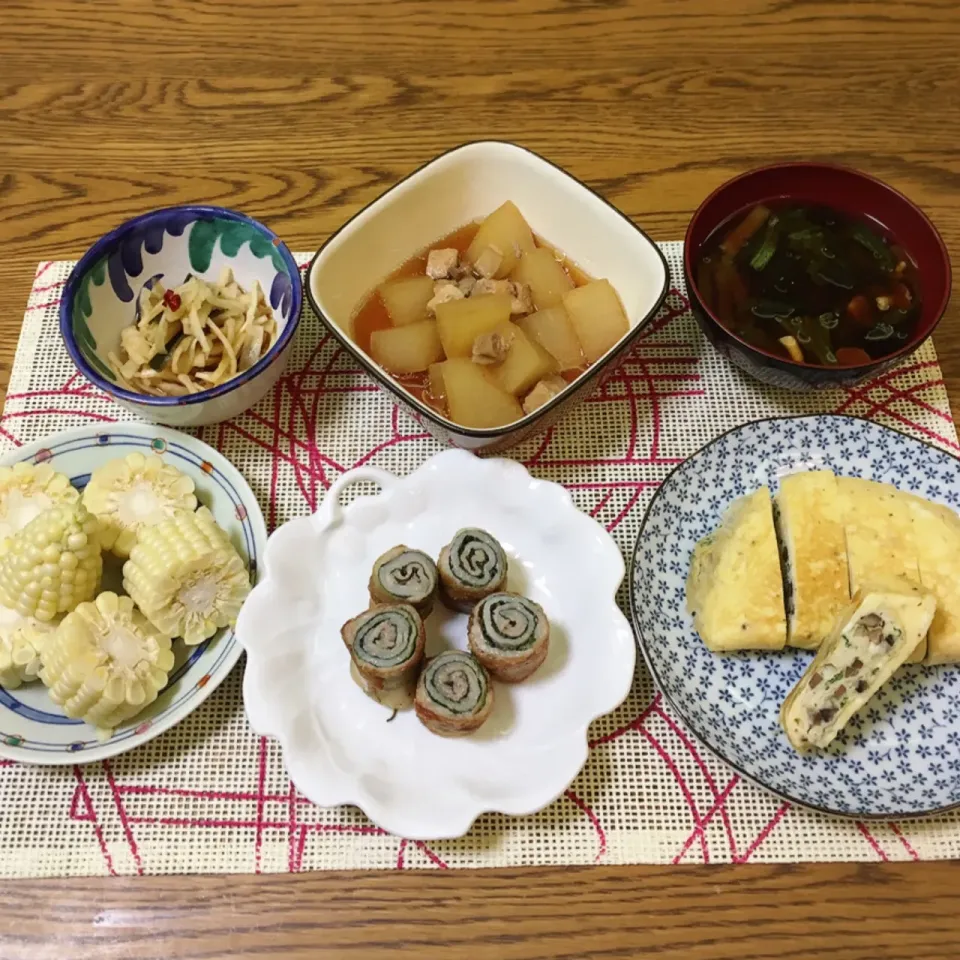 大根の皮の醤油漬け・大根と鶏の煮物・しめじと青梗菜のお味噌汁・マッシュルーム入りオムレツ・豚と大葉ぐるぐる・とうもろこし（白）|美也子さん