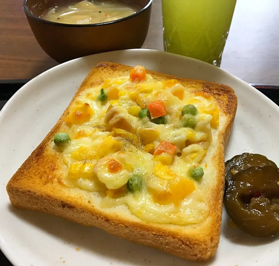 単身赴任の朝ごはん☀️🍴           味付け玉子🥚とミックスベジタブルのピザトースト🍕🍞               キャベツともやしの味噌汁           きゅうりのキューちゃん漬け🥒|ぽんたさん