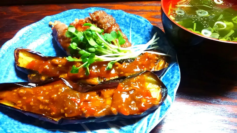 うちの夕御飯❤茄子の肉味噌あんかけとえのきの肉巻き巻き&ワカメスープ🍜|かぴかぴさん